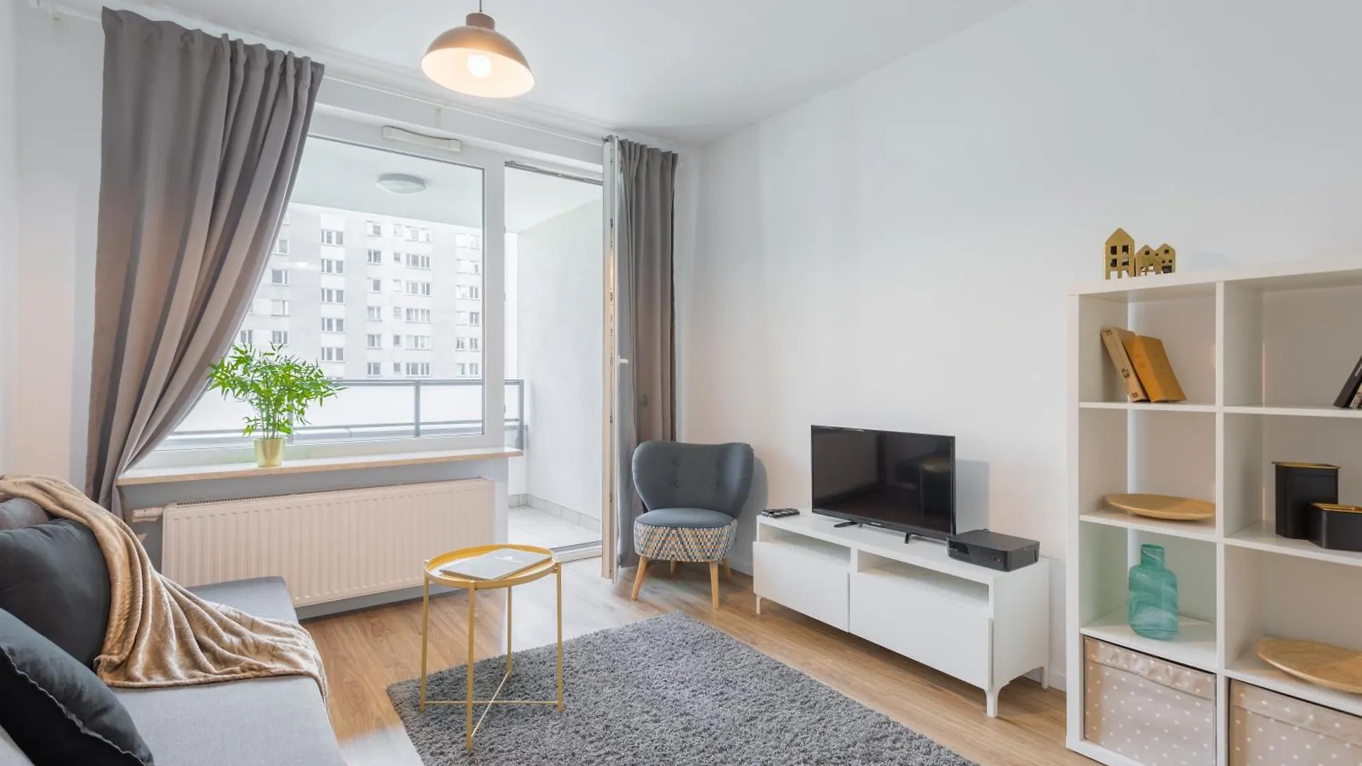 Golden Apartments Warsaw - Big And Bright Stylish Apartments - City Center - Pereca 0*,  Poland