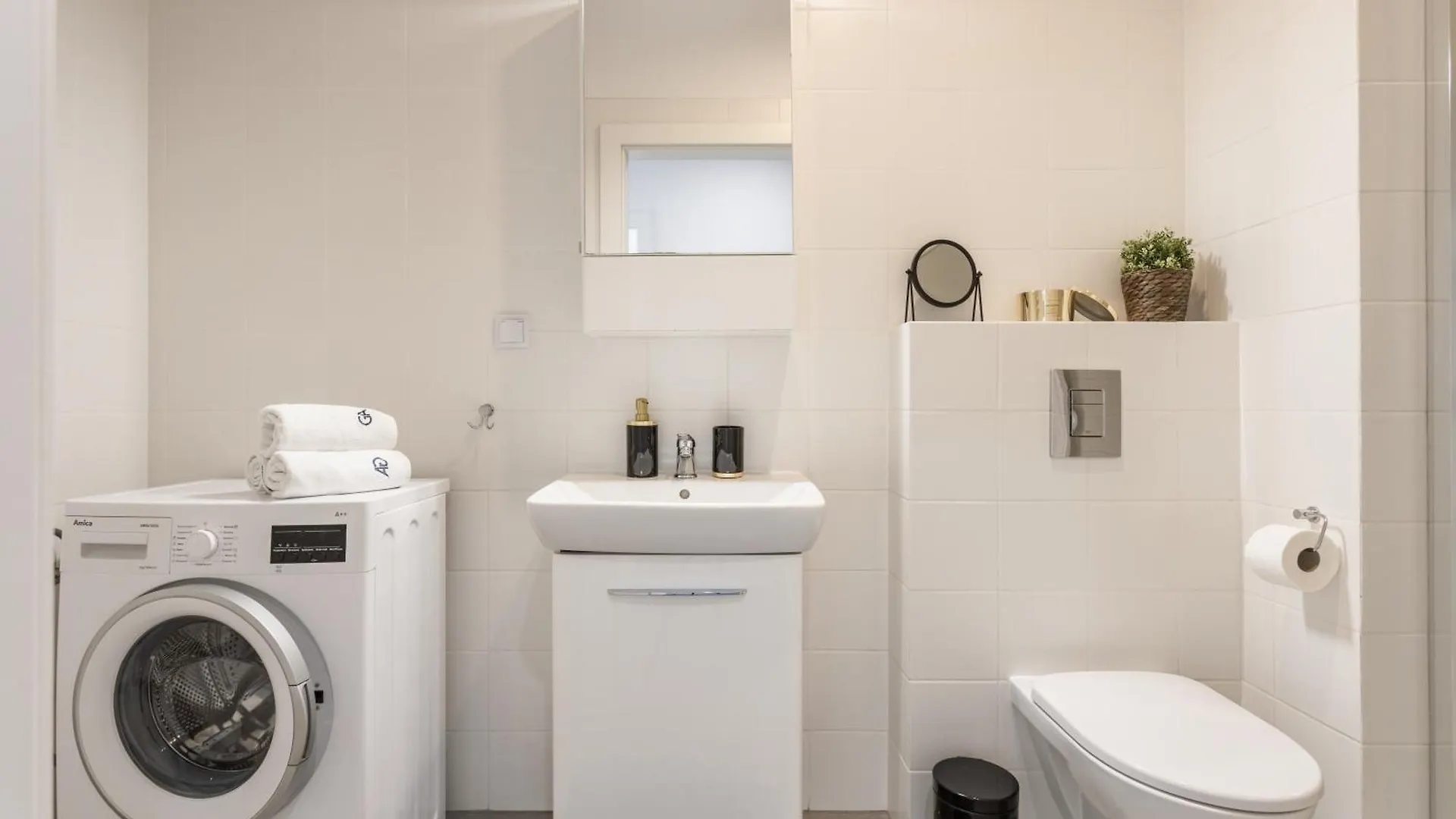 Golden Apartments Warsaw - Big And Bright Stylish Apartments - City Center - Pereca 0*,