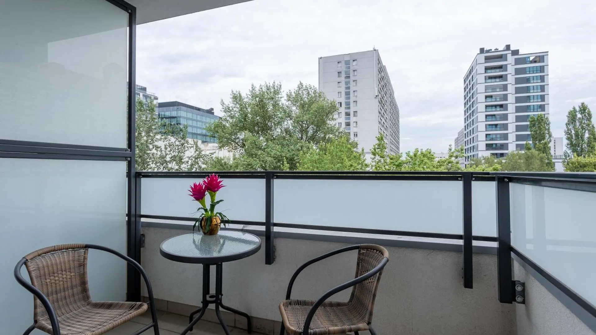 Golden Apartments Warsaw - Big And Bright Stylish Apartments - City Center - Pereca Poland